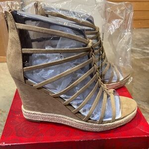 BNIB CARLOS SANTANA CAMILLA WEDGES SIZE 11 sand